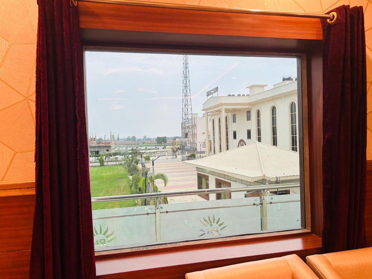 Royal Heritage Hotel & Resort Ayodhya Εξωτερικό φωτογραφία